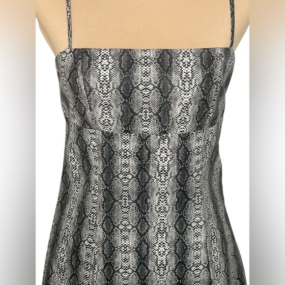 URBAN OUTFITTERS ~Black and White Snake‎ Print Mini Dress NWT Medium - Picture 3 of 9
